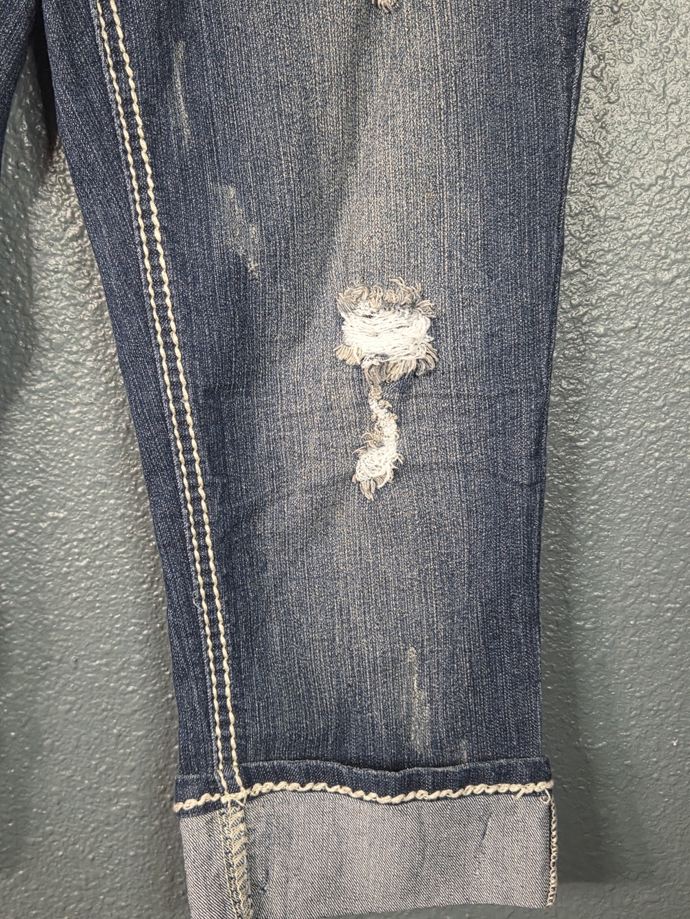 Rue 21 Denim Capri Jeans  Distressed Ripped Embroidered Back Pockets Size 7/8 - Picture 4 of 9